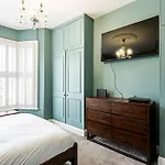 Modern And Spacious Colliers Wood Home