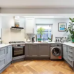 Modern And Spacious Colliers Wood Home