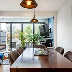 Modern And Spacious Colliers Wood Home