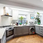 Modern And Spacious Colliers Wood Home