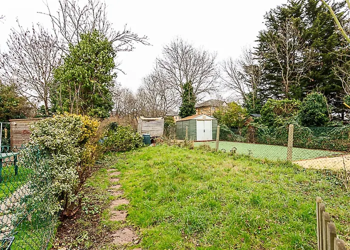 Modern And Spacious Colliers Wood Home