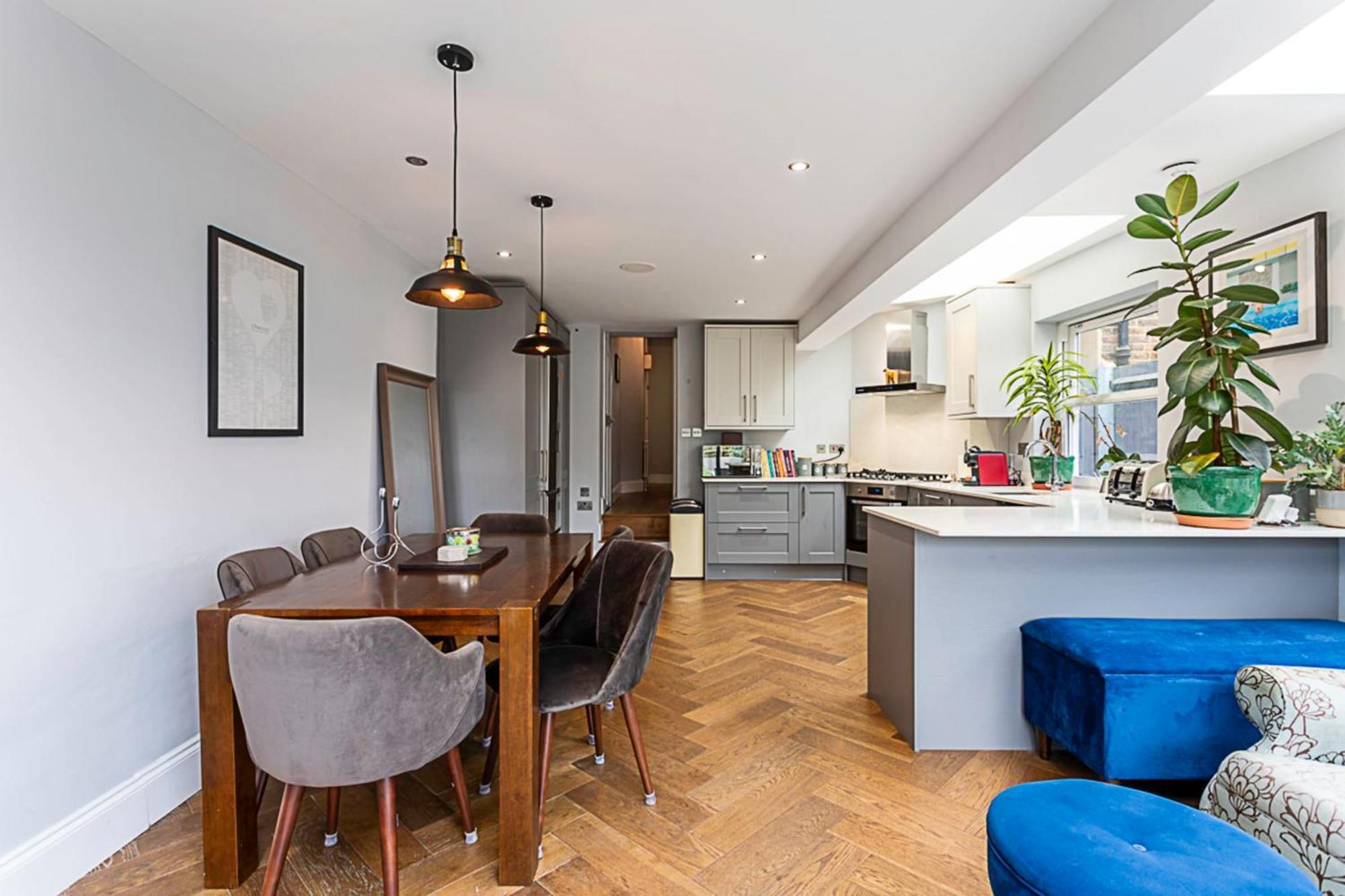 Modern And Spacious Colliers Wood Londra