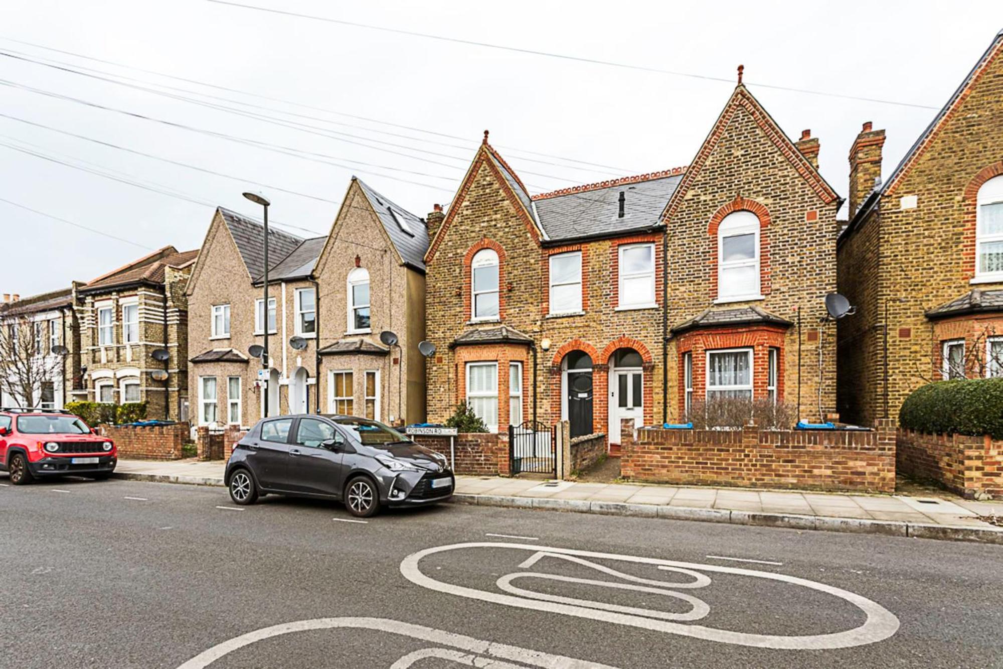 Modern And Spacious Colliers Wood Londra
