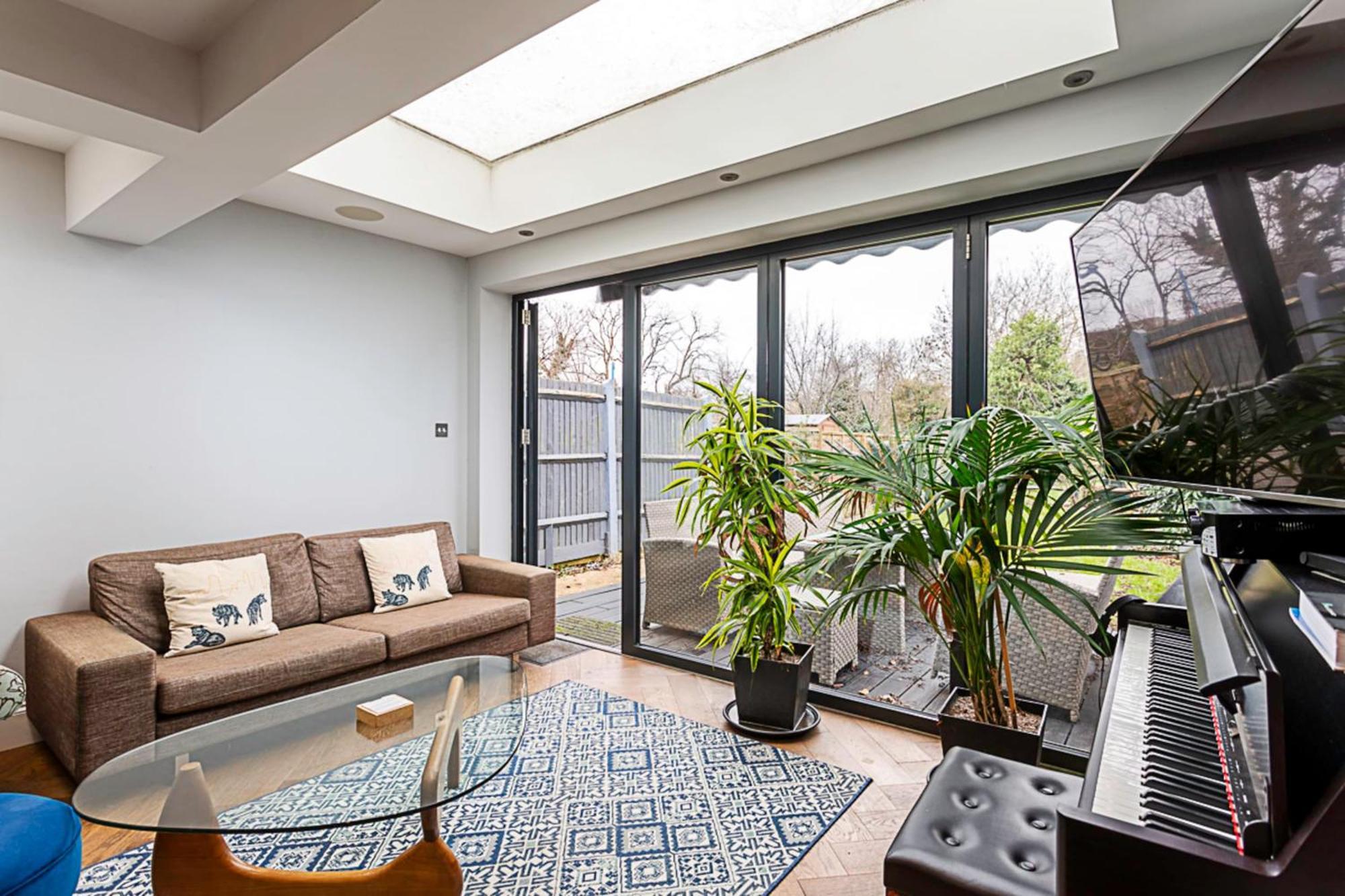 Modern And Spacious Colliers Wood Londra