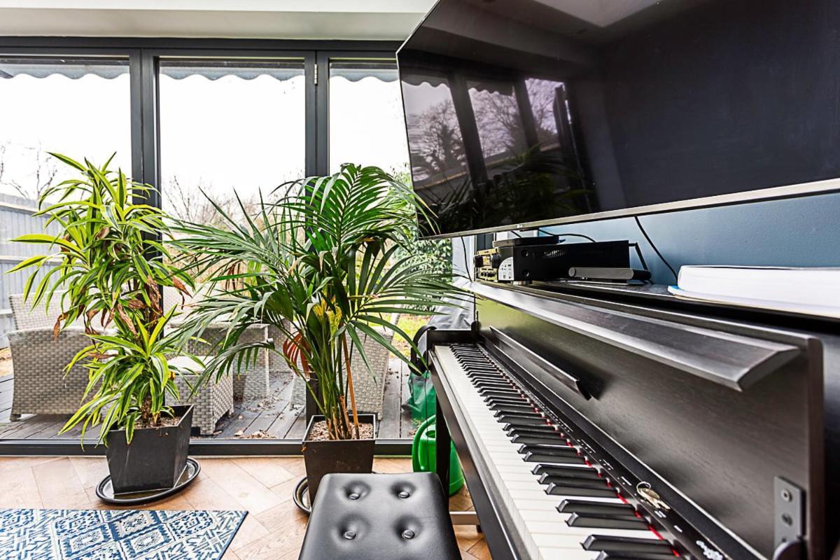Modern And Spacious Colliers Wood Londra