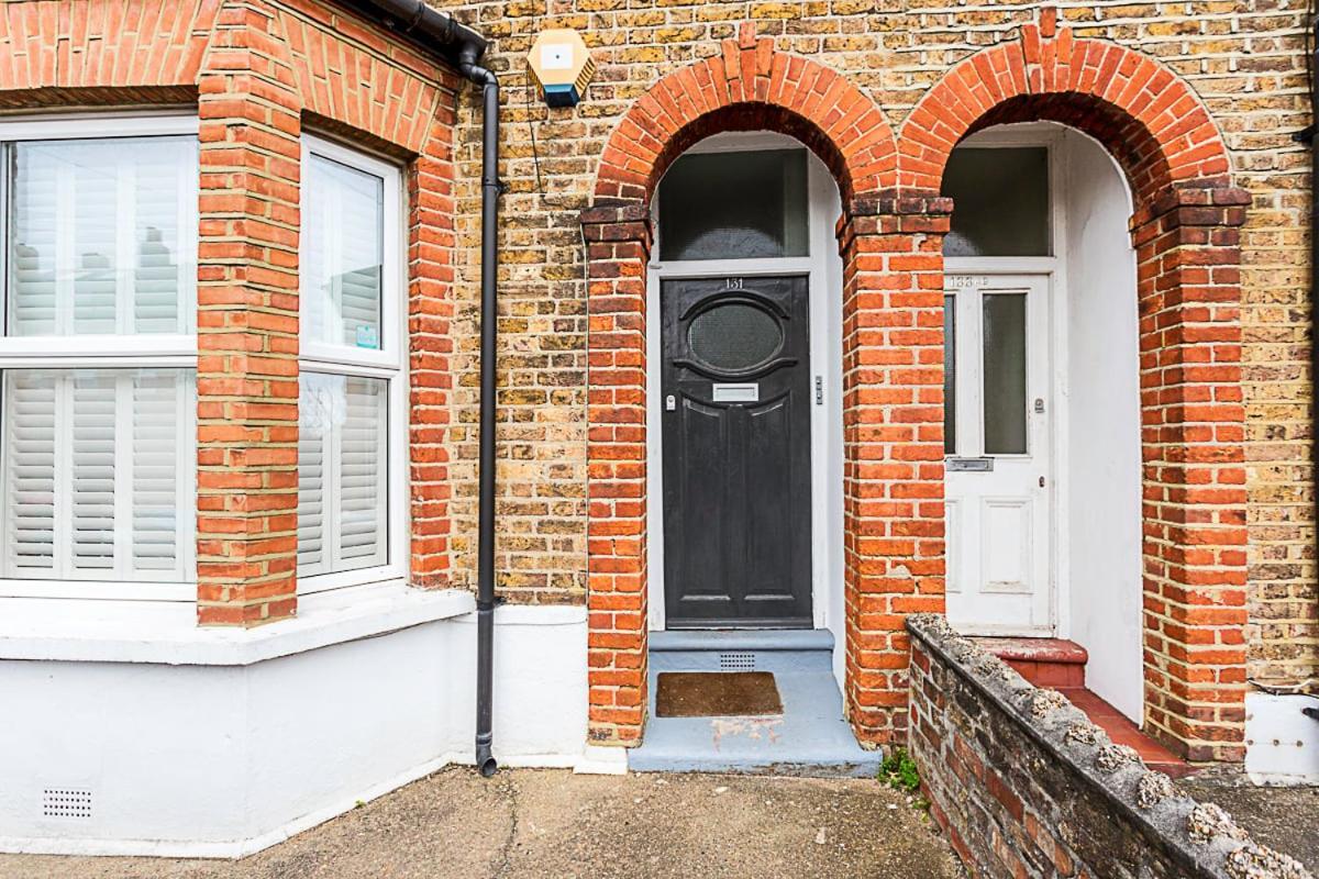 Appartamento Modern And Spacious Colliers Wood Londra