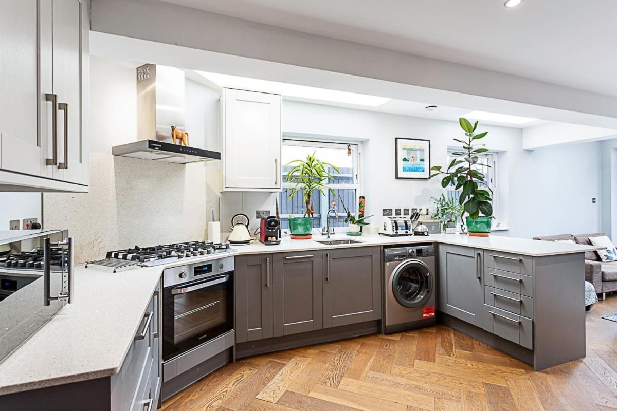 Modern And Spacious Colliers Wood * Londra
