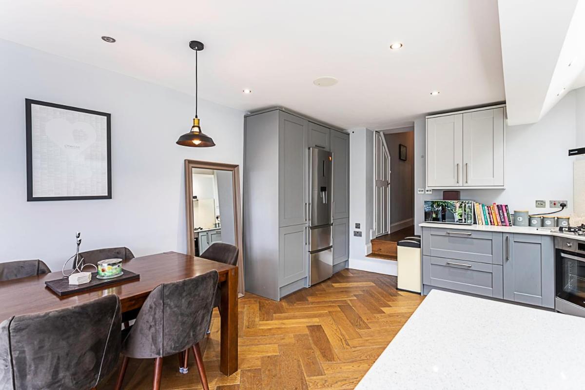 Modern And Spacious Colliers Wood * Londra